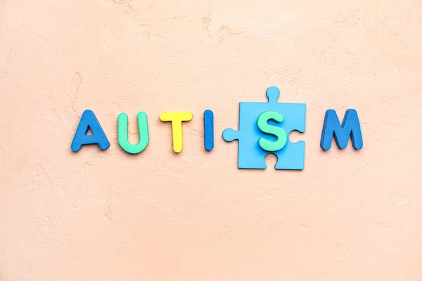 Word Autism Puzzle Piece Beige Background — Stock Photo, Image