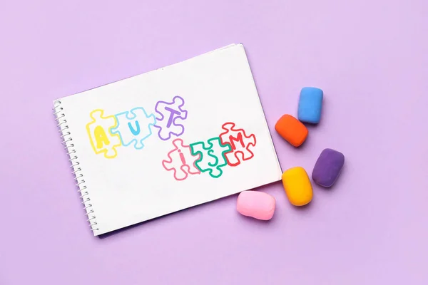 Caderno Com Palavra Autism Plasticina Sobre Fundo Lilás — Fotografia de Stock