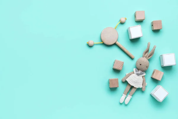 Holzwürfel Mit Babyspielzeug Auf Blauem Hintergrund — Stockfoto