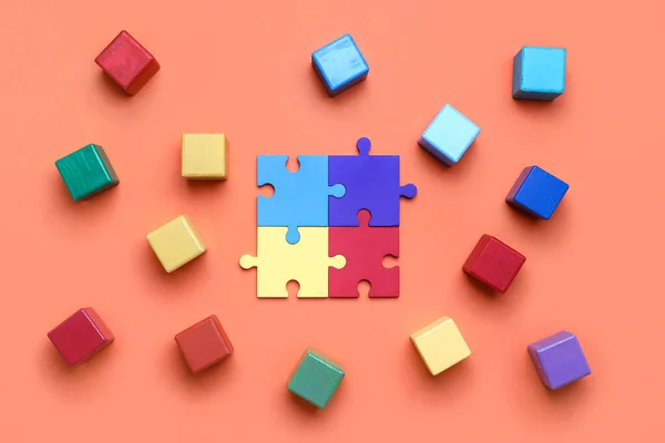 Holzwürfel Mit Puzzleteilen Auf Rotem Hintergrund — Stockfoto