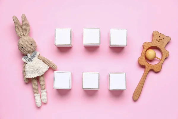 Holzwürfel Mit Babyspielzeug Auf Rosa Hintergrund — Stockfoto