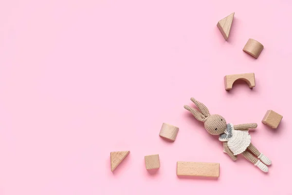 Holzwürfel Mit Babyspielzeug Auf Rosa Hintergrund — Stockfoto