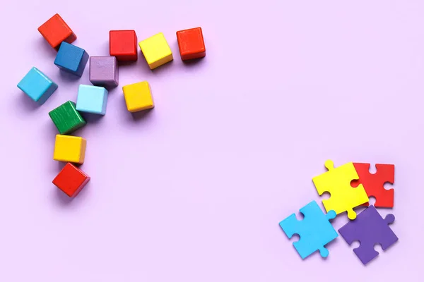 Cadre Cubes Bois Pièces Puzzle Sur Fond Lilas — Photo