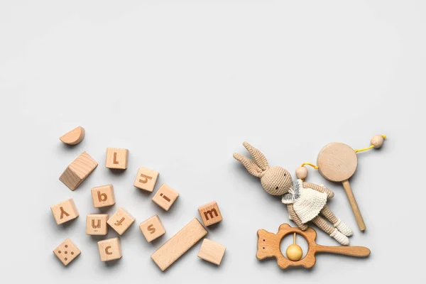 Cubi Legno Con Lettere Giocattoli Bambini Sfondo Chiaro — Foto Stock