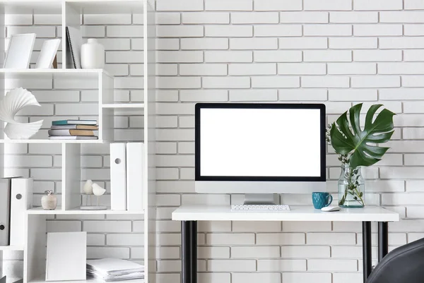 Lugar Trabajo Con Computadora Hoja Palma Jarrón Taza Cerca Pared — Foto de Stock