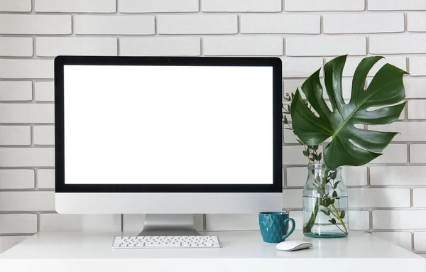 Lugar Trabajo Con Computadora Hoja Palma Jarrón Taza Cerca Pared — Foto de Stock