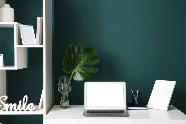 Laptoplu Işyeri Vazoda Palmiye Yaprağı Yeşil Duvarın Yanındaki Çerçeve — Stok fotoğraf