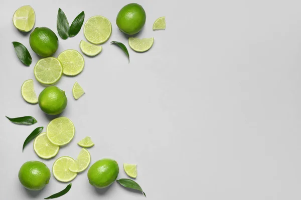 Composição Com Limas Cortadas Folhas Sobre Fundo Claro — Fotografia de Stock