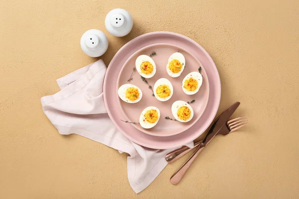Talerze Wypchanymi Jajkami Beżowym Tle Wielkanoc — Zdjęcie stockowe