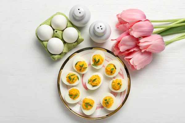 Πιάτο Γεμιστά Αυγά Λευκό Ξύλινο Φόντο Γιορτή Του Πάσχα — Φωτογραφία Αρχείου