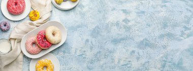 Açık mavi arkaplanda lezzetli çörekler ve metin için boşluk