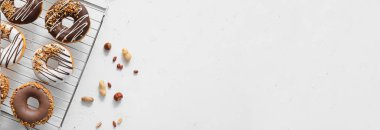 Açık arkaplanda lezzetli çörekler ve metin için boşluk