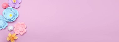 Renkli arkaplan üzerinde el yapımı güzel kağıt çiçekler ve metin için boşluk