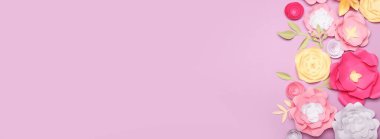 Renkli arkaplan üzerinde el yapımı güzel kağıt çiçekler ve metin için boşluk