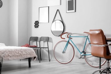 Modern bisiklet ve sandalyeli aydınlık yatak odasının içi