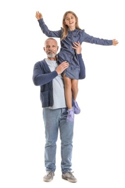 Beyaz arka planda küçük torunu olan son sınıf öğrencisi.