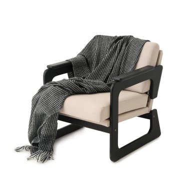 Beyaz arka planda sıcak ekoseli şık koltuk