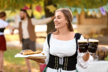 Bira ve abur cuburla Ekim Festivali garsonu.