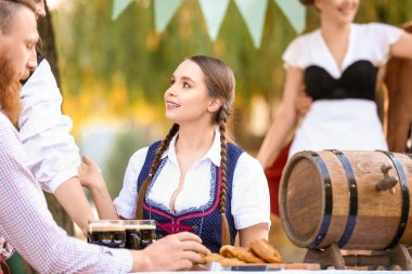 İnsanlar bira içip Ekim Festivali 'ni dışarıda kutluyorlar.