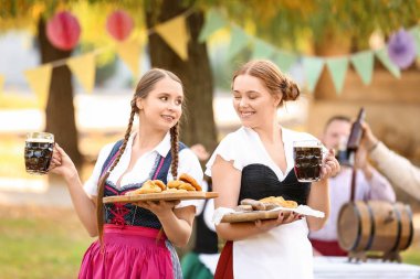 Ekim Festivali garsonları dışarıda bira ve atıştırmalıklarla