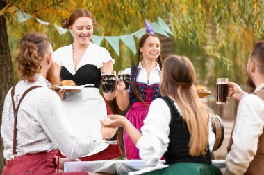 İnsanlar bira içip Ekim Festivali 'ni dışarıda kutluyorlar.