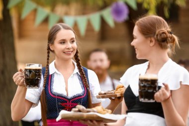 Ekim Festivali garsonları dışarıda bira ve atıştırmalıklarla