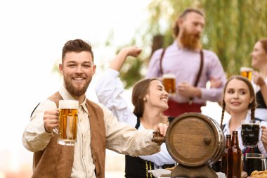 Ekim Festivali 'ni bira ile kutlayan adam dışarıda.