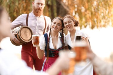 İnsanlar bira içip Ekim Festivali 'ni dışarıda kutluyorlar.