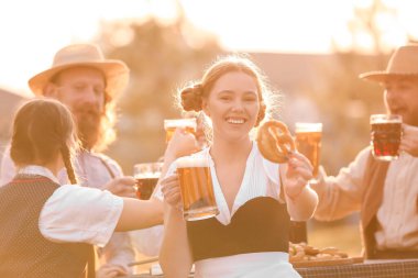 Bira ve aperatifli kadın Ekim Festivali 'ni dışarıda kutluyor.