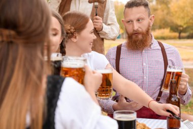 İnsanlar bira içip Ekim Festivali 'ni dışarıda kutluyorlar.