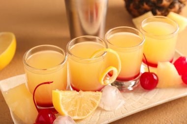 Bej arka planda lezzetli ananas tepetaklak kek şat tabağı