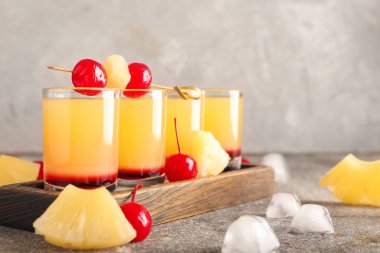 Lezzetli ananaslı ahşap tahta kaplama Gri arka planda Aşağı Kek Atışları