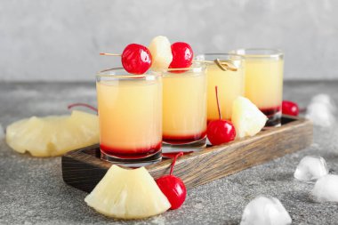 Lezzetli ananaslı ahşap tahta kaplama Gri arka planda Aşağı Kek Atışları