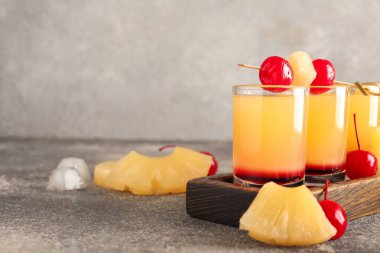 Lezzetli Ananas Tepetaklak Kek Atışları ile tahta tahta tahta tahta arka planda, yakın plan