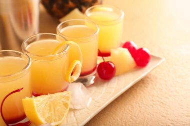 Lezzetli Pineapple Tepetaklak Kek Atışları ile bej arka planda, yakın plan