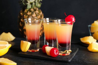 Siyah arka planda lezzetli ananas ters kek şutları olan tahta