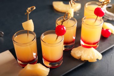 Siyah arka planda lezzetli ananas ters kek şutları olan tahta