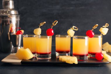 Siyah arka planda lezzetli ananas ters kek şutları olan tahta