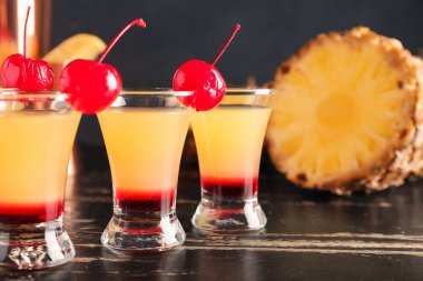 Lezzetli Ananas Tepetaklak Kek Atışları masada, yakın plan.