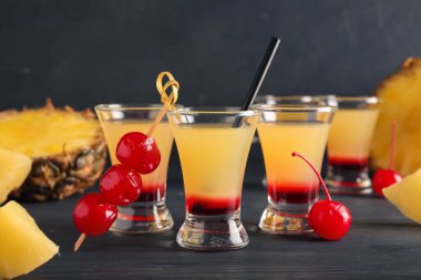 Siyah arka planda Lezzetli Ananas Tepetaklak Kek Atışları