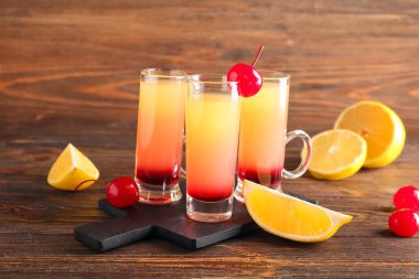 Ahşap zemin üzerinde lezzetli ananas tepetaklak kek şat tahtasıyla