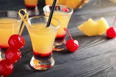 Lezzetli Ananas Ters Kek Atışları siyah arka planda, yakın plan