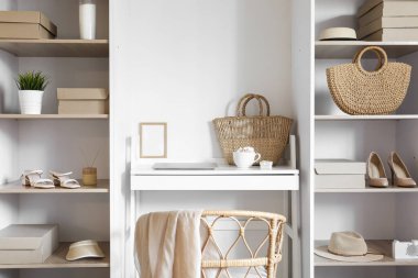 Gardıropta dizüstü bilgisayarı ve çerçevesi olan rahat bir iş yeri