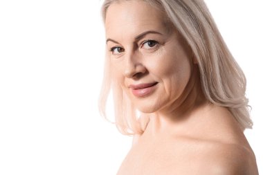 Beyaz arka planda sağlıklı ciltli olgun sarışın kadın, yakın plan.