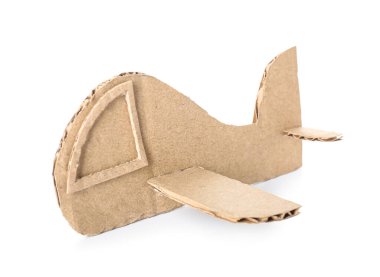 Beyaz arkaplanda karton uçak oyuncağı