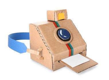 Beyaz arkaplanda resmi olan karton fotoğraf makinesi