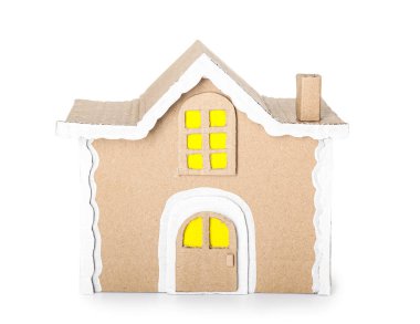 Beyaz arka planda karton ev oyuncağı