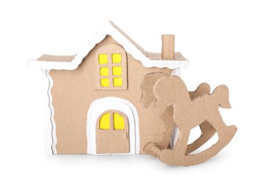 Beyaz arka planda karton ev ve sallanan at