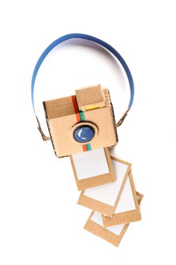 Beyaz arkaplanda resimli karton fotoğraf makinesi