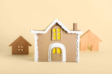 Bej arka planda farklı oyuncak evleri, yakın plan